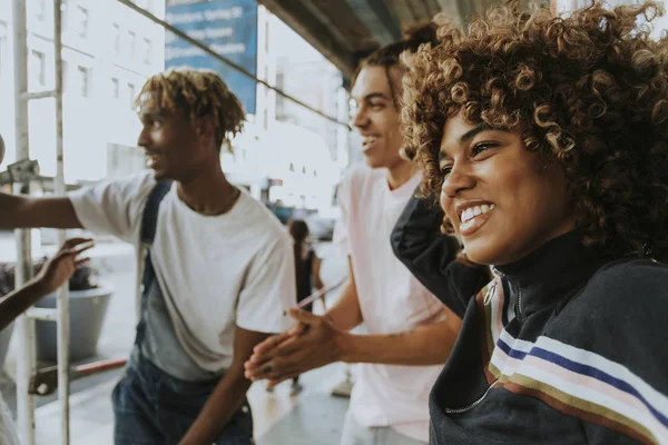 Amigos Paseando Por Ciudad — Foto de Stock