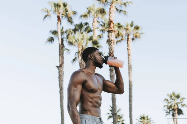 Muskulöser Mann Der Einen Proteinshake Trinkt — Stockfoto