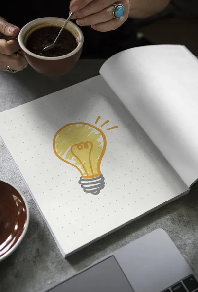 Glühbirne Zeichnet Auf Einem Buch — Stockfoto