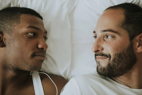 Gay Casal Abraço Cama — Fotografia de Stock