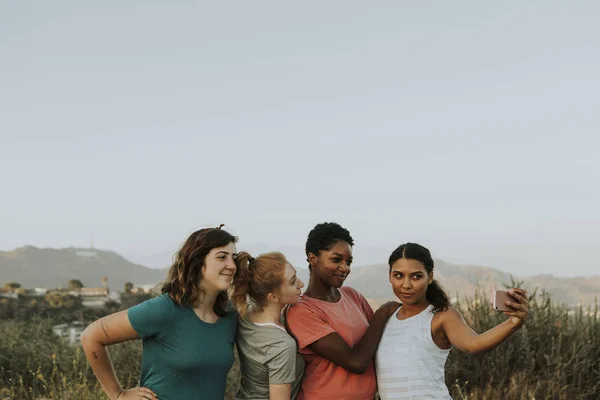 Grupo Mujeres Diversas Tomando Una Selfie — Foto de Stock