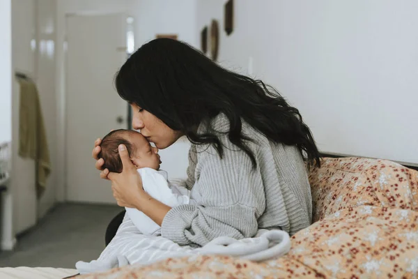 Mãe Amorosa Beijando Seu Bebê Infantil — Fotografia de Stock