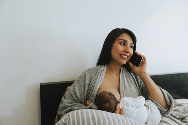 Mutter Stillt Telefon — Stockfoto