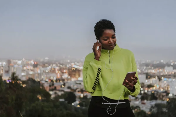 Mulher Ouvindo Música Telefone — Fotografia de Stock