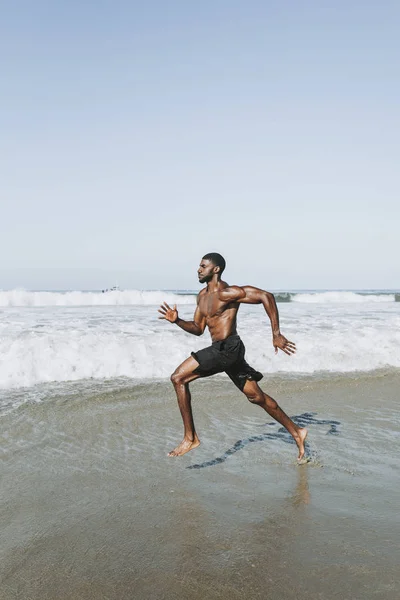 Fit Homem Correndo Praia — Fotografia de Stock