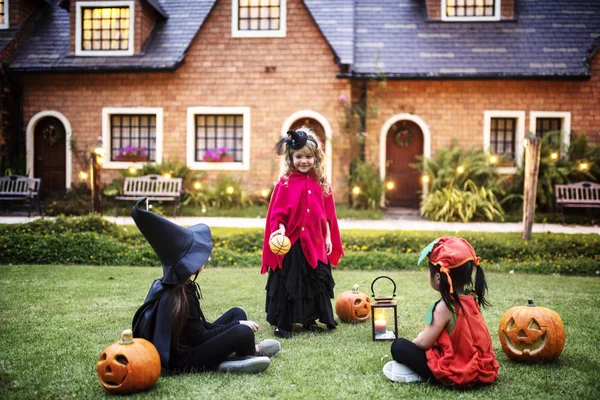 Маленькие Дети Делают Сладости Хэллоуин — стоковое фото