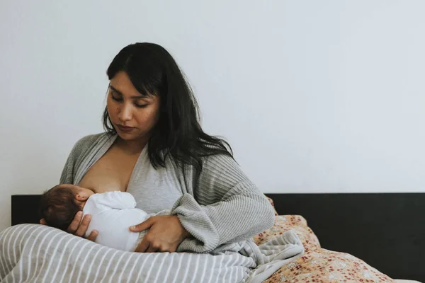 Mãe Amamentando Seu Bebê — Fotografia de Stock