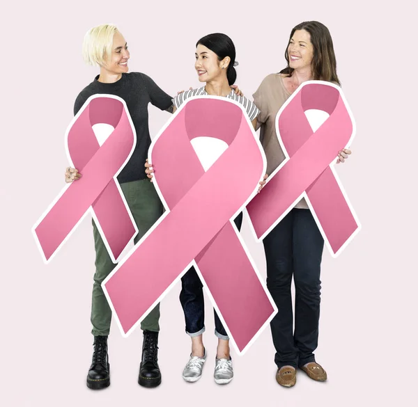 Kvinnor Innehar Breast Cancer Symbol — Stockfoto