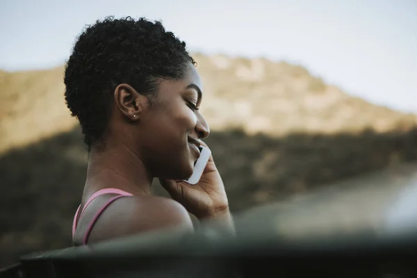 Mulher Alegre Falando Telefone — Fotografia de Stock