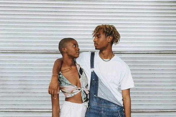 Afrikaanse Amerikaanse Echtpaar Poseren Door Een Muur Stockfoto