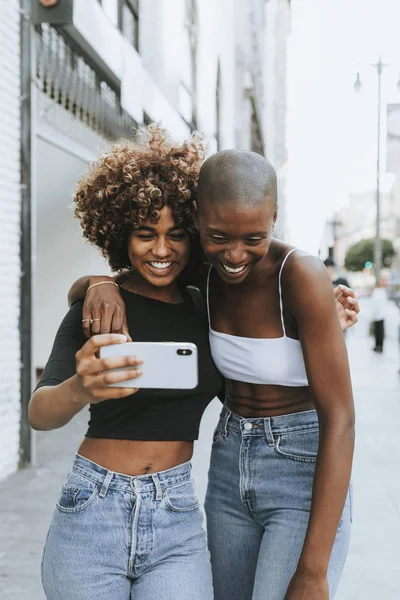 Meninas Bonitos Fazendo Uma Chamada Vídeo — Fotografia de Stock