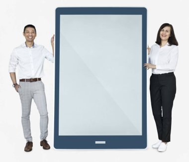 neşeli iş adamları boş tablet simgesi beyaz zemin üzerinde izole yanında ayakta