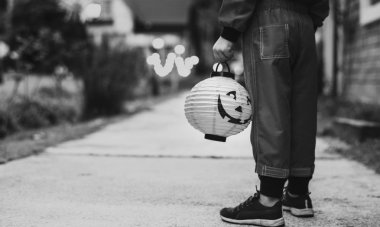 Küçük çocuk bir Cadılar Bayramı fener tutmak