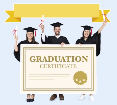 Grad kap ve mezuniyet belgesi ile elbise içinde Grup