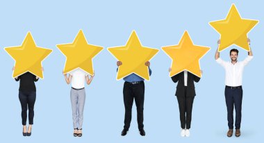 Çeşitli iş adamları altın yıldızlı rating sembolünü gösterirken
