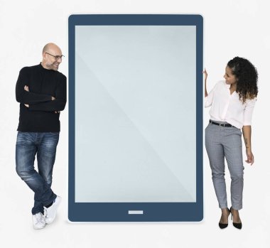 Neşeli iş adamları boş tablet simgesi üzerinde beyaz izole yanında ayakta