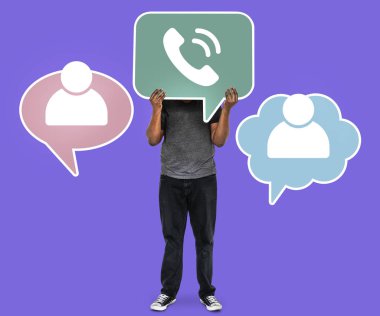 Telekomünikasyon bir telefon simgesi tutan adam
