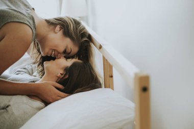 Lezbiyen çift sabah öpüşme