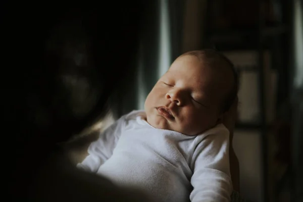 Moeder Haar Baby Binnenshuis Houden — Stockfoto