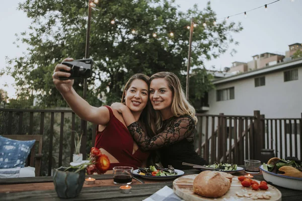 Pareja Lesbiana Tomando Una Selfie —  Fotos de Stock