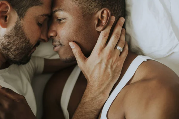 ゲイのカップルがベッドで抱きしめる — ストック写真