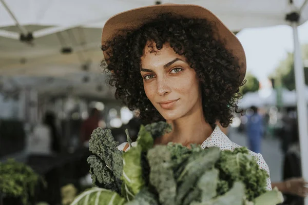 Schöne Frau Kauft Grünkohl Auf Einem Bauernmarkt — Stockfoto