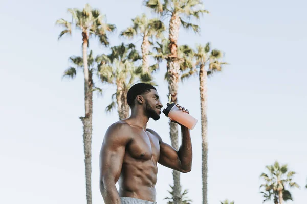 Homem Muscular Bebendo Batido Proteína — Fotografia de Stock