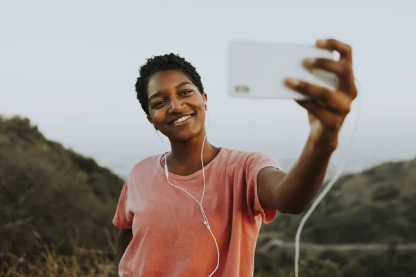 Kobieta Biorąc Selfie — Zdjęcie stockowe