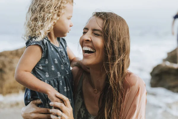 Mamá Con Hija Pequeña Una Playa — Foto de Stock