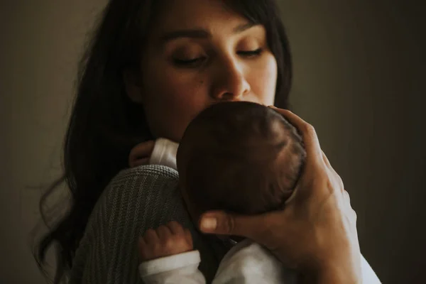 Mother Holding Her Baby Indoors — Stock Photo, Image