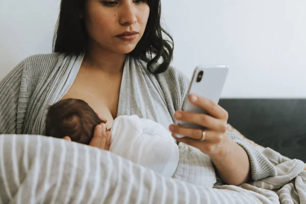 Allattamento Seno Madre Utilizzando Uno Smartphone — Foto Stock