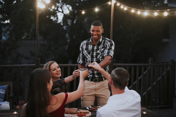 Amigos Brindar Com Vinho Tinto — Fotografia de Stock