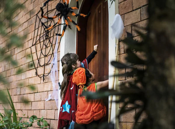 Little Children Trick Treating Halloween — Stock Photo, Image
