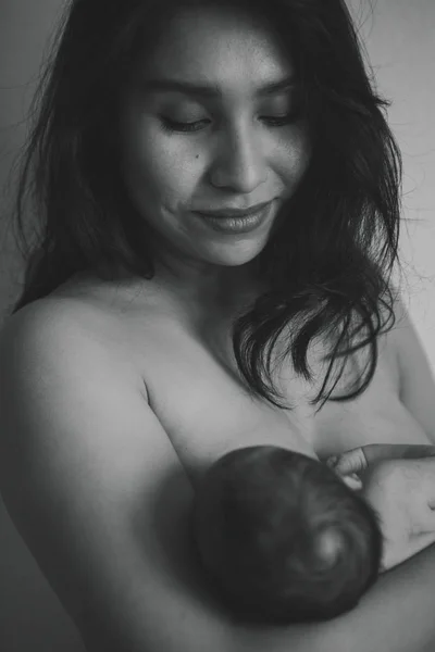 Голая Мать Держит Своего Новорожденного Ребенка — стоковое фото