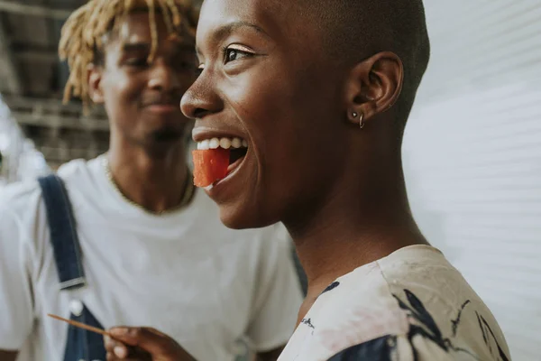 Pár Snacking Ovoce Létě — Stock fotografie