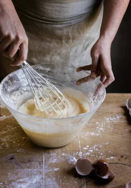 Kvinna Vispning Blandning För Bakning — Stockfoto