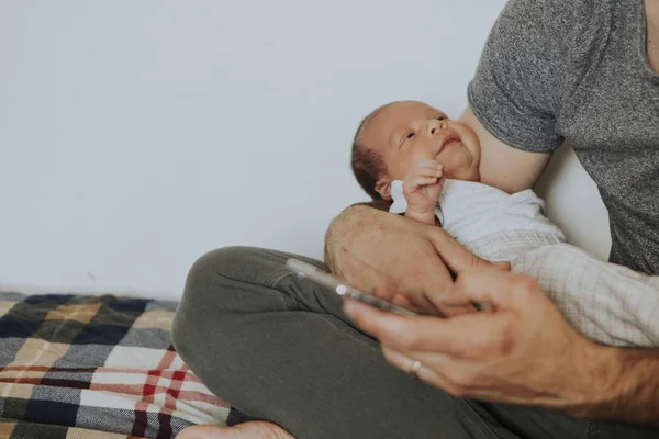 Jovem Pai Segurando Seu Bebê — Fotografia de Stock