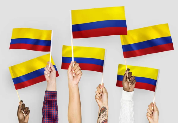 Руки Размахивают Флагами Колумбии — стоковое фото