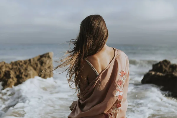 Femme Assise Sur Plage — Photo