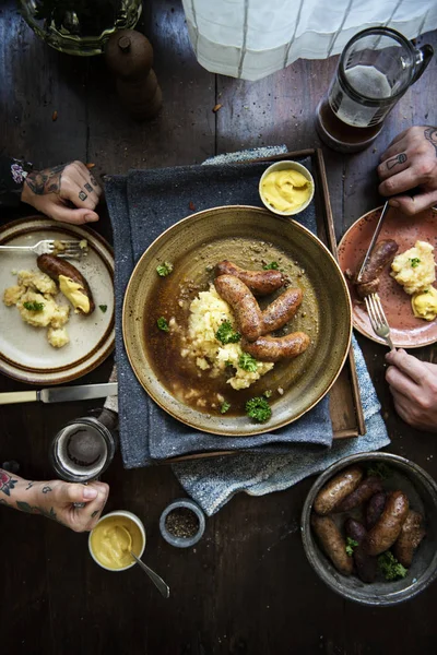 Pareja Tatuada Cenando Salchichas Cervezas — Foto de Stock