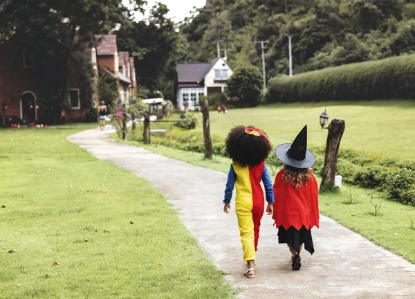 Junge Mädchen Halloween Kostümen — Stockfoto