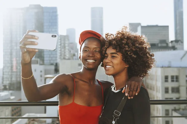 Meninas Tirando Uma Selfie Telhado — Fotografia de Stock