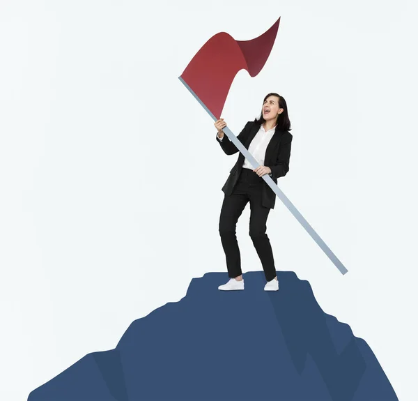 Kobieta Trzyma Flagę Szczycie Góry Klucz Sukcesu — Zdjęcie stockowe
