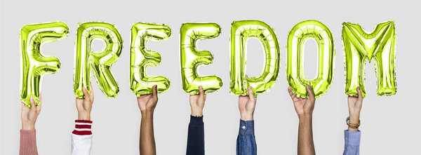 Зеленый алфавит воздушные шары, образующие слово голосование
