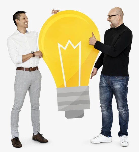 Två Leende Affärsmän Med Glödlampa Ikon Isolerad Vit Bakgrund — Stockfoto
