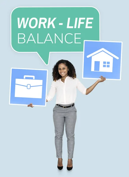 微笑的非洲裔美国女商人显示工作生活平衡概念在蓝色背景下隔离 — 图库照片