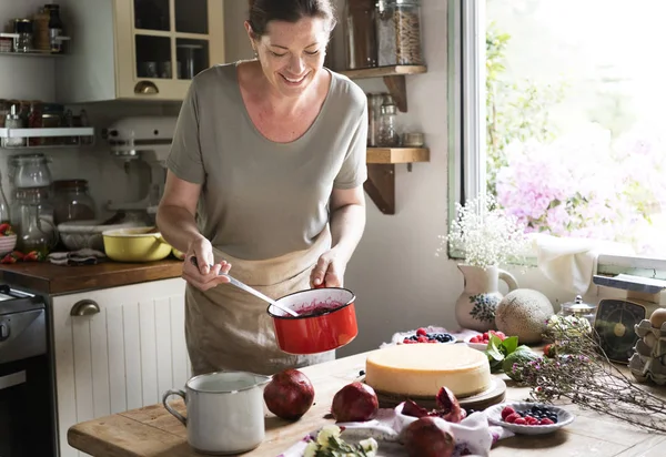 Donna Cheesecake Bacche Fresche Cucina — Foto Stock
