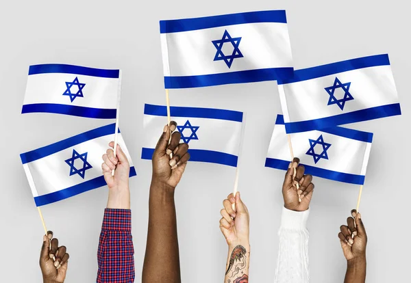 挥舞着以色列国旗的手 — 图库照片