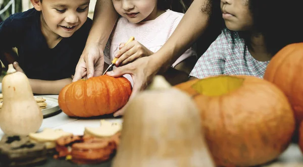 Jeunes Enfants Sculptant Halloween Jack Lanternes — Photo