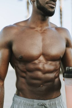 Kaslı adam bir protein shake içme